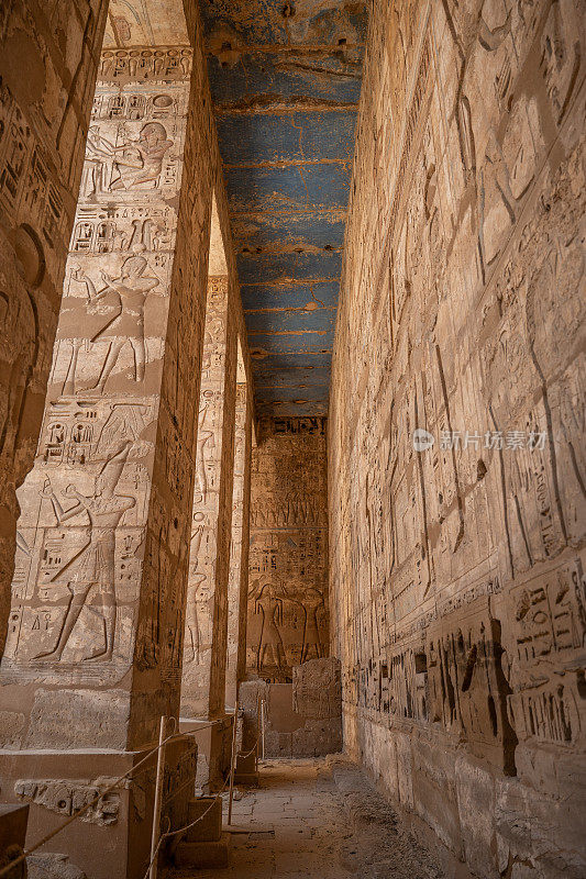 Medinet Habu神庙雕刻和象形文字的细节